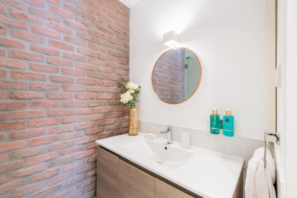 マドリードAmazing Flat 5 Balconies In Chueca - Gran Viaアパートメント エクステリア 写真
