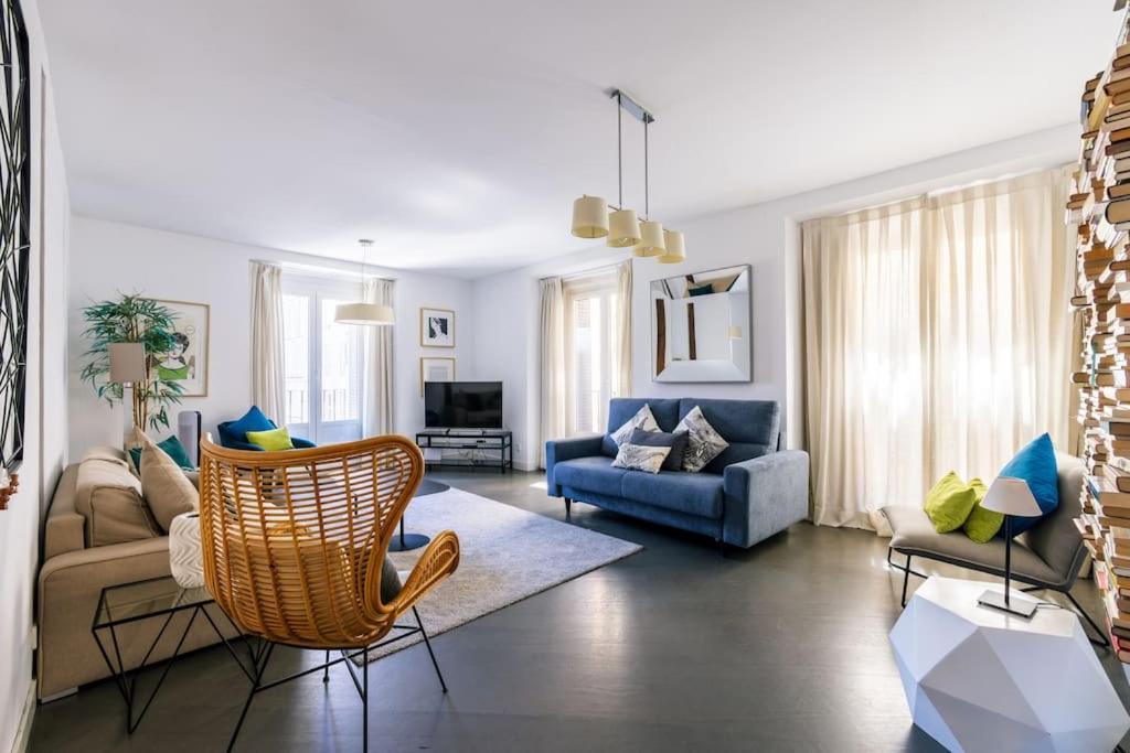 マドリードAmazing Flat 5 Balconies In Chueca - Gran Viaアパートメント エクステリア 写真